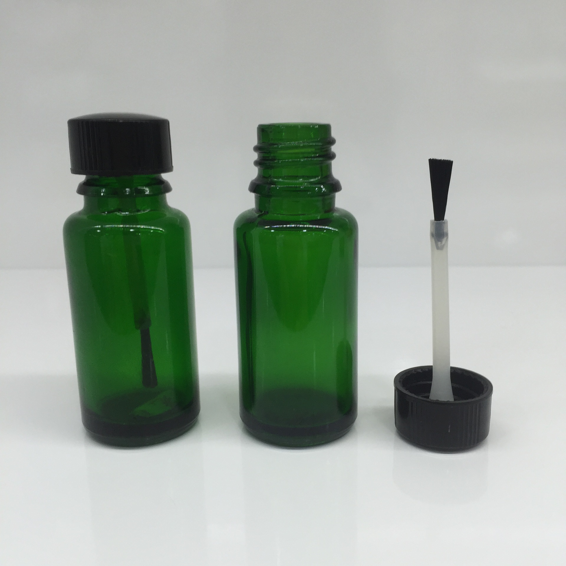 绿色精油瓶现货批发，优质玻璃包装助力化妆品品牌升级